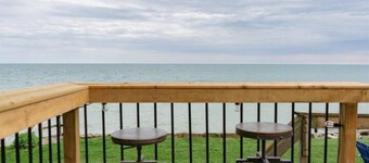 Erie Breeze Cottage, right on Lake Erie, EPIC wine route!