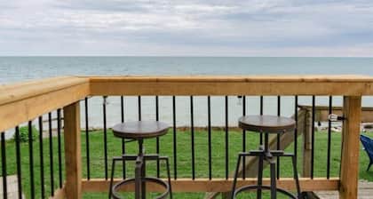 Erie Breeze Cottage, right on Lake Erie, EPIC wine route!