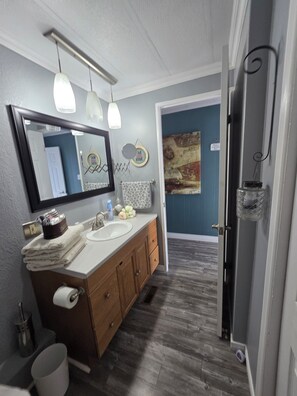 Hair dryer, towels, soap, shampoo - 3 bed with fenced yard, fire pit,  swings, 30 min from Clarenville (Arnold's Cove)