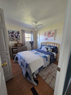 3 bedrooms, WiFi, bed sheets - 3 bed with fenced yard, fire pit,  swings, 30 min from Clarenville (Arnold's Cove)