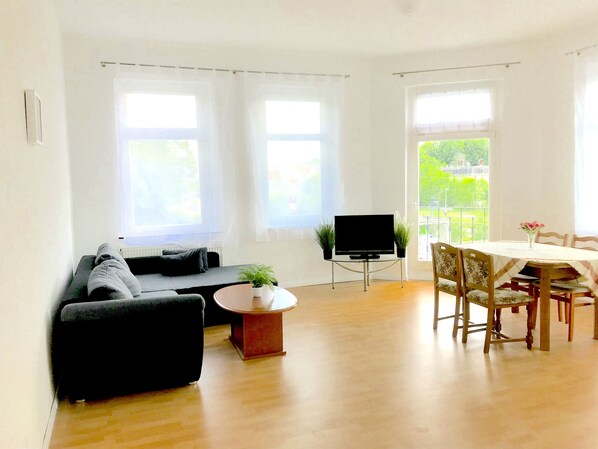 Apartamento familiar (Sommer) | 2 dormitorios, decoración individual, mobiliario individual y escritorio