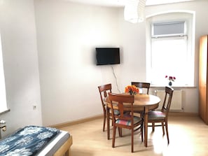 Basic Condo | Individually decorated, individually furnished, desk, laptop workspace - Meeraner Parkresidenz (Meerane)