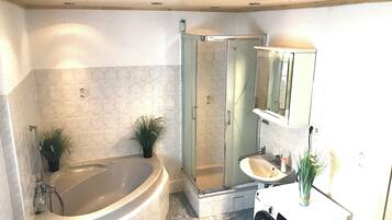 Basic Condo | Bilik Mandi | Tab mandi dan pancuran berasingan, pengering rambut, tuala disediakan