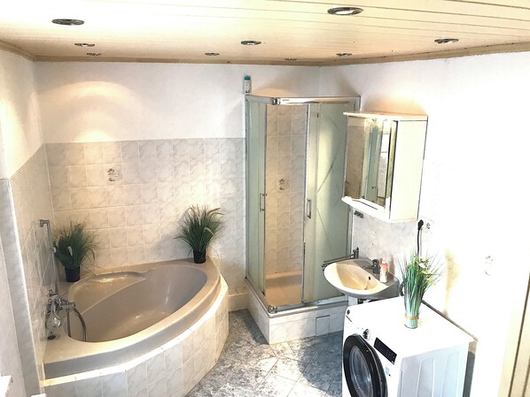 Condo básico | Baño | Tina y regadera independientes, secadora de cabello, toallas 