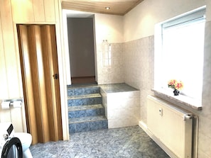 Apartamento básico | Baño | Bañera y ducha independientes, secador de pelo y toallas