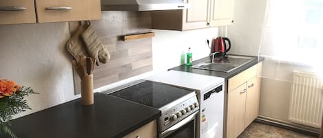 Condo familiar (Winter) | Cocina privada | Tetera eléctrica, periquera, artículos de limpieza y comedor