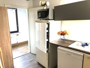 Familienapartment (Bergmann) | Eigene Küche | Wasserkocher, Hochstuhl, Reinigungsartikel, Esstisch