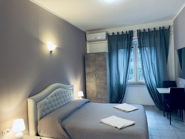 A modern bedroom with a large bed, a desk, and a wardrobe. - Rome Spacious 3 rooms&3 bath Métro Station 200 meters walk (Roma)
