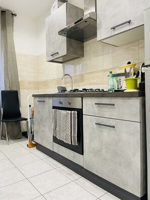 Kühlschrank, Mikrowelle, Ofen, Wasserkocher mit Kaffee-/Teezubehör