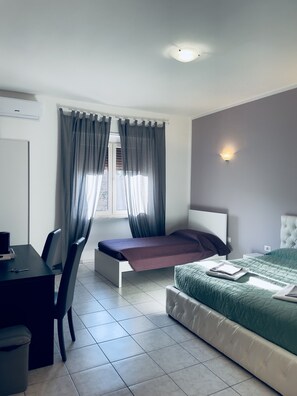 A bedroom with a bed, a desk, and a chair. - Rome Spacious 3 rooms&3 bath Métro Station 200 meters walk (Roma)