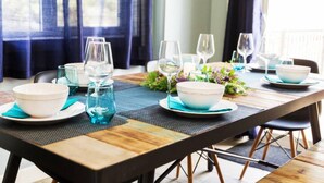 Une table à manger dressée avec des bols, des verres et un centre de table.