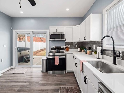 Hot Tub|N64|Mins to Downtown|Sleeps 8