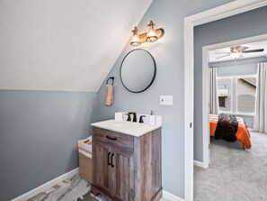 4 habitaciones, tabla de planchar con plancha y cuna de viaje 