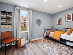 8 habitaciones, tabla de planchar con plancha y cuna de viaje 