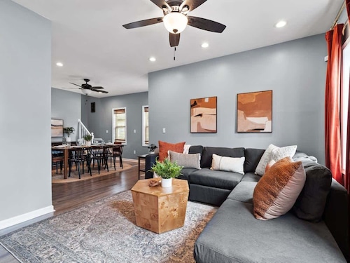 Hot Tub - N64 - Mins to Downtown - Sleeps 8