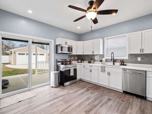 Kjøleskap, mikrobølgeovn, ovn og kokeplater