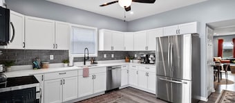 Hot Tub|N64|Mins to Downtown|Sleeps 8