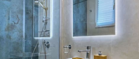 Regadera, secadora de cabello, bidet, toallas