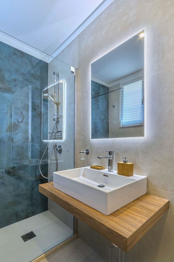 Douche, sèche-cheveux, bidet, serviettes fournies