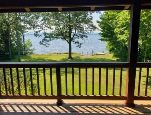 Peaceful log home on lake Champlain with mooring