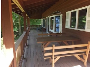 Outdoor dining - Peaceful log home on lake Champlain with mooring (Grand Isle)