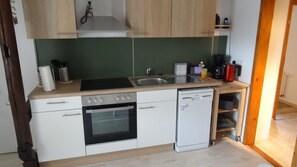 Réfrigérateur, micro-ondes, plaque de cuisson, lave-vaisselle