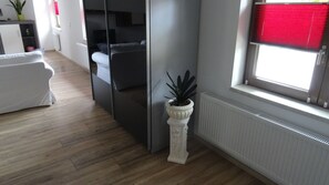 3 bedrooms, iron/ironing board, free WiFi, bed sheets - Moderne Ferienwohnung Nahe Erfurt, Wohn-u. Schlafbereich,küche,bad,kinderzimmer (Gebesee)