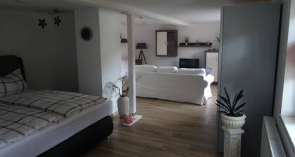 Moderne Ferienwohnung Nahe Erfurt, Wohn-u. Schlafbereich,küche,bad,kinderzimmer