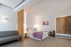 Luxury Triple Room - Santorini Villatzio Suites (Santorini)