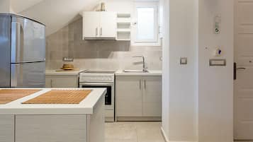 Apartemen Comfort | Dapur pribadi | Oven, mesin pembuat kopi/teh, ketel listrik, dan penggiling kopi