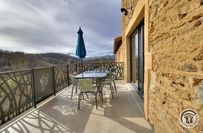 Outdoor dining - A Deux Pas des Vignes (SAINTE PAULE)