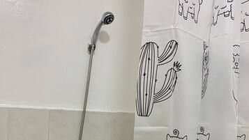 Douche, serviettes fournies, savon, shampoing