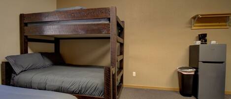 1 多间卧室、旅行婴儿床、床单