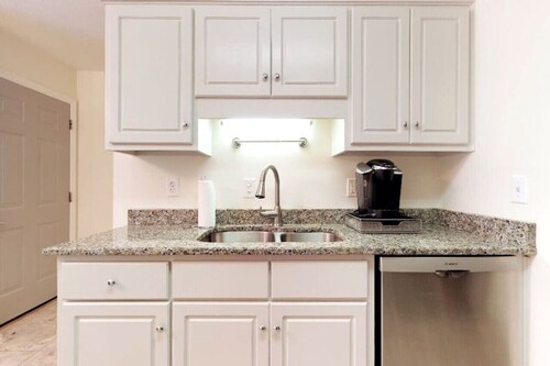 Pet Friendly condo,  close to the masters!