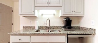 Pet Friendly condo,  close to the masters!