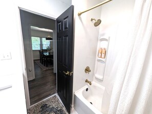 Hair dryer, towels, soap, shampoo - Adorable cottage,  completely renovated, pet friendly (Augusta)