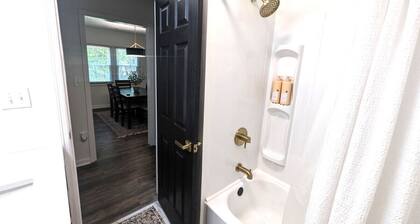 Adorable cottage, completely renovated, pet friendly