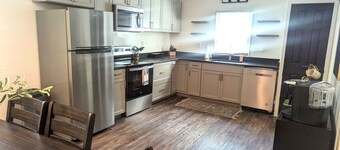 Adorable cottage, completely renovated, pet friendly
