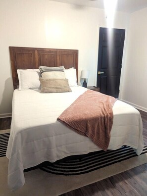 2 bedrooms, iron/ironing board, free WiFi, bed sheets - Adorable cottage,  completely renovated, pet friendly (Augusta)