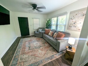 Smart TV - Adorable cottage,  completely renovated, pet friendly (Augusta)