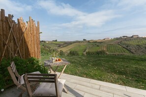 Outdoor dining - Quinta dos Castanheiros Studio (Óbidos)