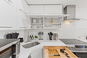 電子レンジ、オーブン、コンロ、食器洗い機