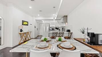 Microondas, horno, parrilla de estufa y lavavajillas