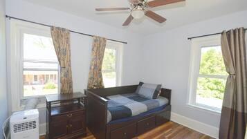 House, Multiple Beds (Broadway Cottage - Convenient locatio) | 3 bedrooms, desk, iron/ironing board