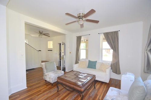 Broadway Cottage - Convenient Location!