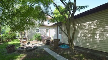 House, Multiple Beds (Broadway Cottage - Convenient locatio) | Property grounds