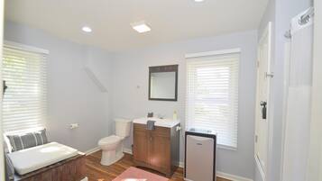 House, Multiple Beds (Broadway Cottage - Convenient locatio) | Bathroom