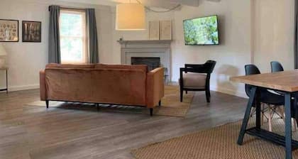 Large One bedroom duplex 20 min from Philly