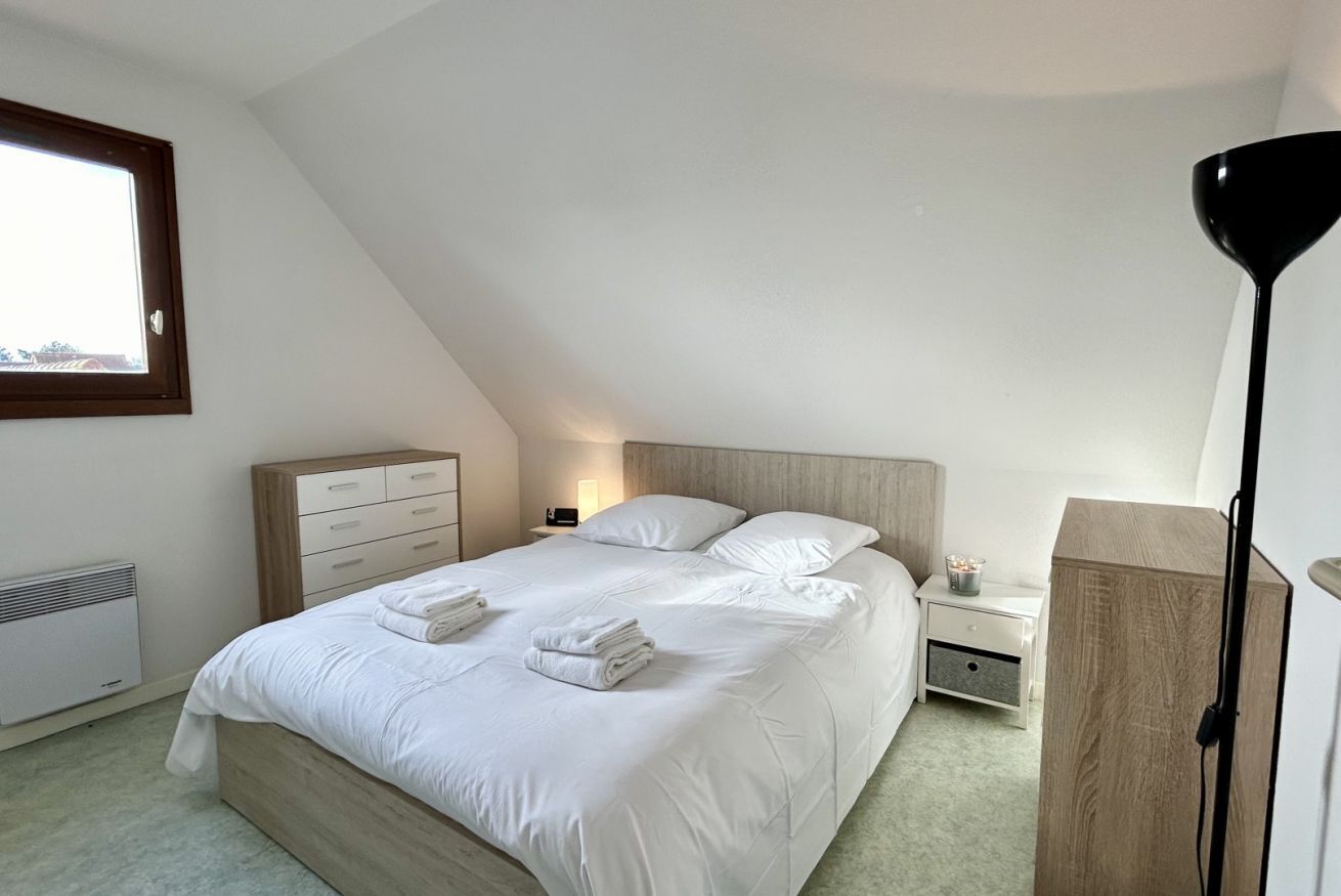 2 bedrooms, travel crib, bed sheets