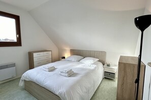 2 makuuhuonetta, vauvan matkasänky, vuodevaatteet